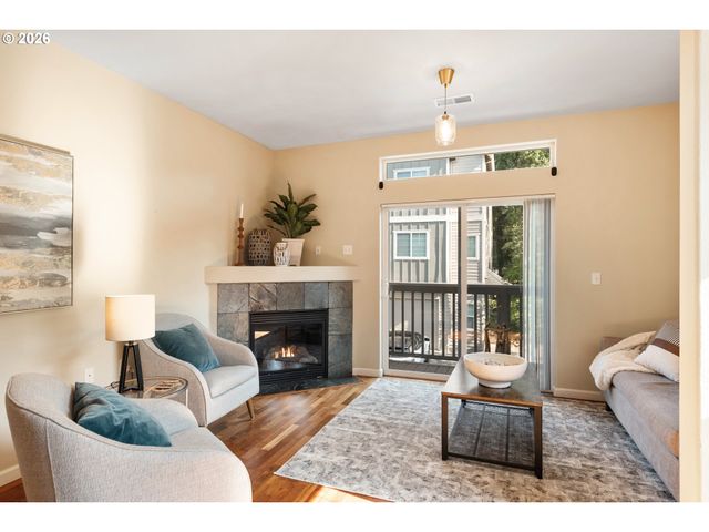 10336 Sw HOLLYRIDGE Ln, Beaverton, OR 97005