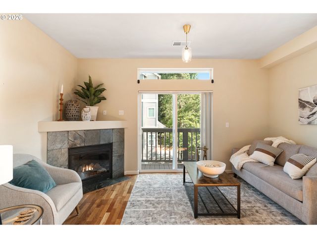 10336 Sw HOLLYRIDGE Ln, Beaverton, OR 97005
