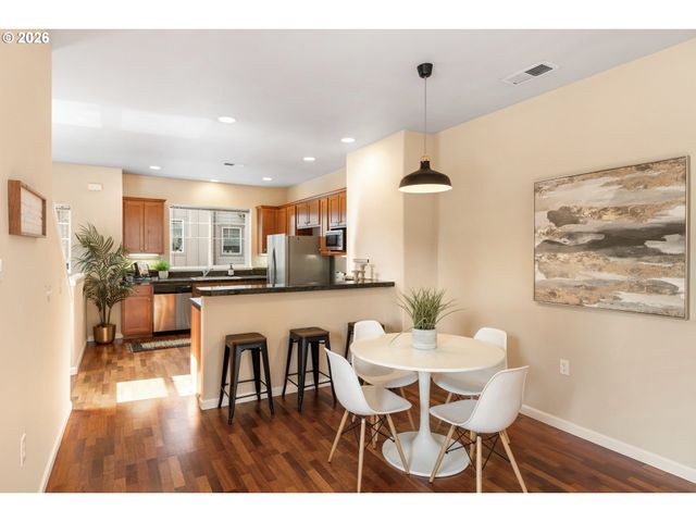 10336 Sw HOLLYRIDGE Ln, Beaverton, OR 97005