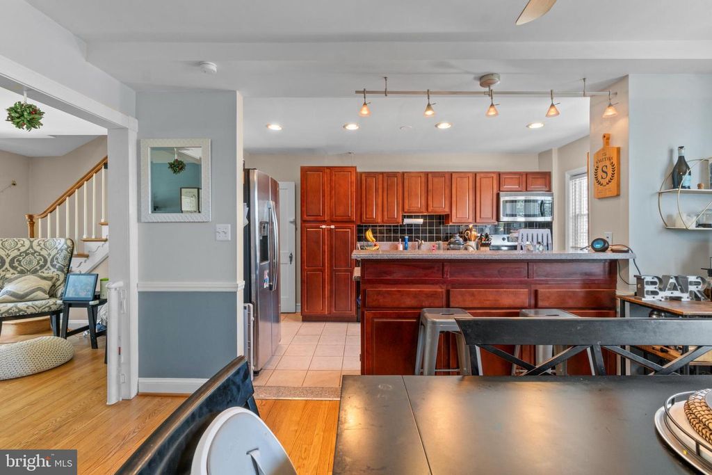 Image 9 of property listing at 409 STRATFORD RD, Baltimore, MD 21228