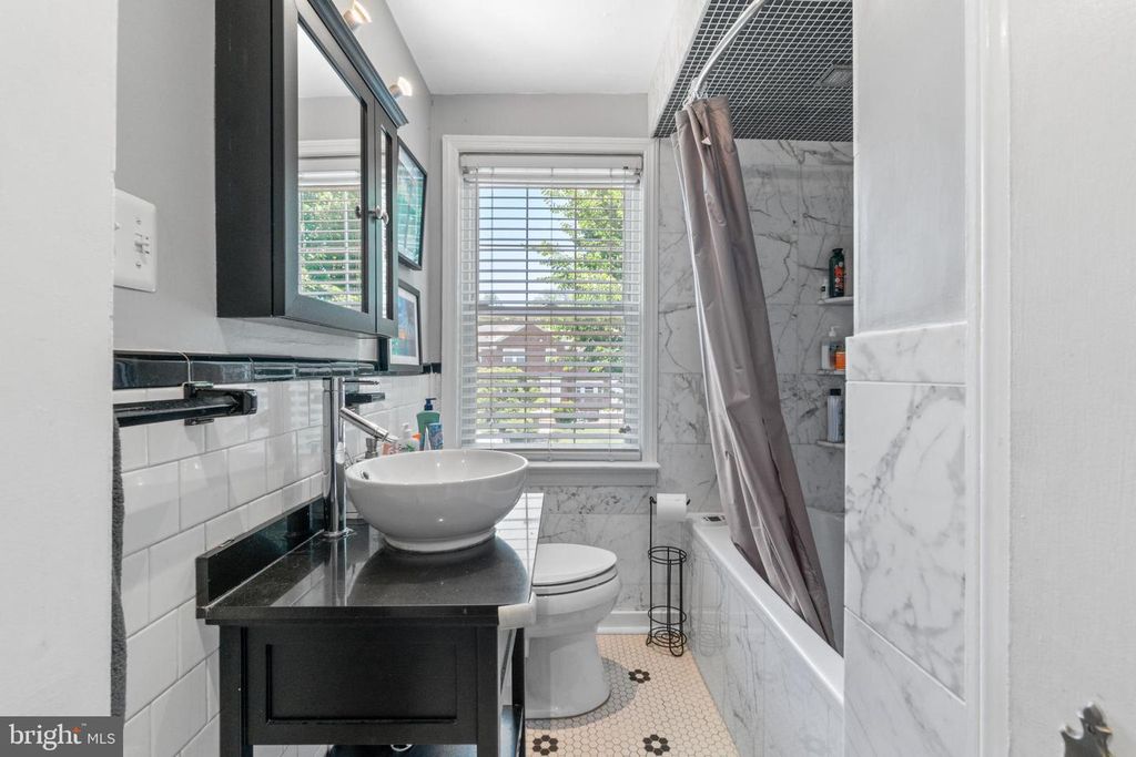 Image 20 of property listing at 409 STRATFORD RD, Baltimore, MD 21228