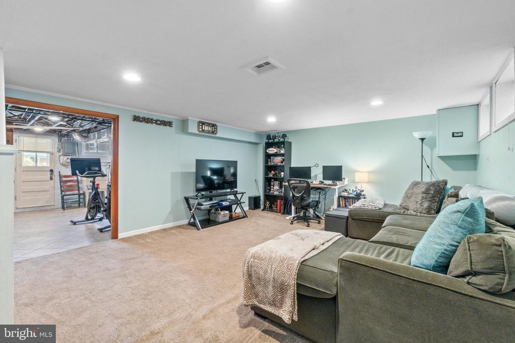 Image 23 of property listing at 409 STRATFORD RD, Baltimore, MD 21228