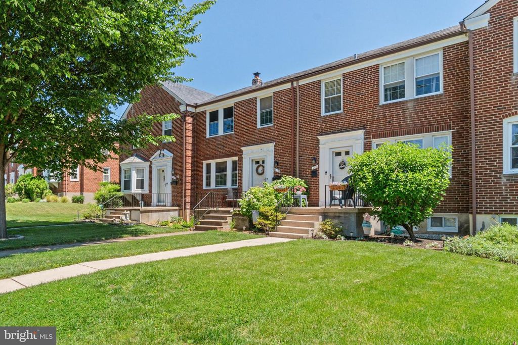 Image 3 of property listing at 409 STRATFORD RD, Baltimore, MD 21228