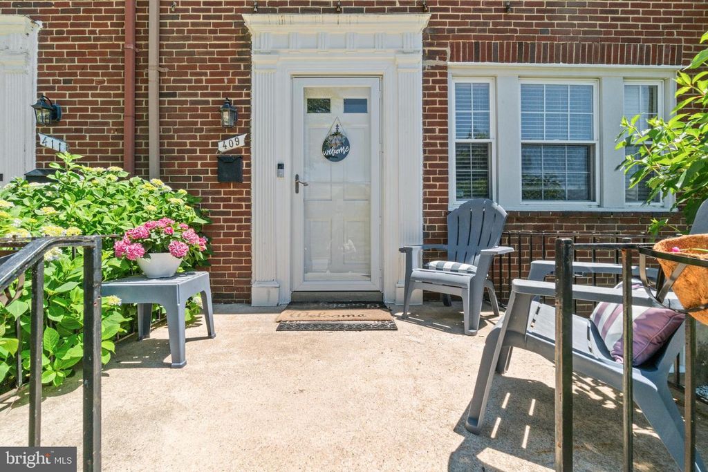 Image 4 of property listing at 409 STRATFORD RD, Baltimore, MD 21228