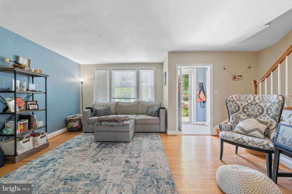 Image 5 of property listing at 409 STRATFORD RD, Baltimore, MD 21228