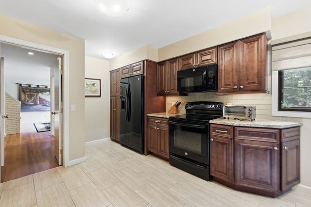 5 Rollingwood Dr, Worcester, MA 01609