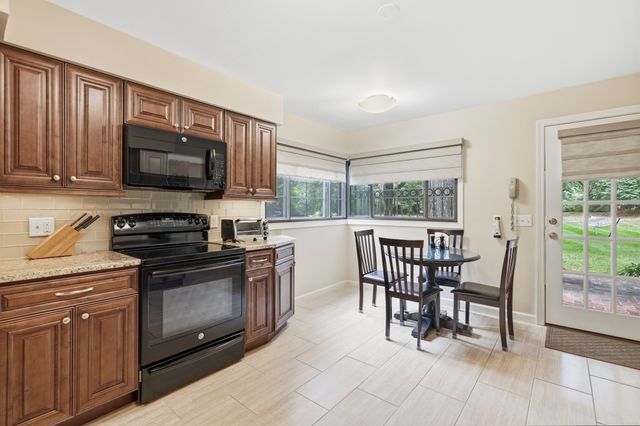 5 Rollingwood Dr, Worcester, MA 01609