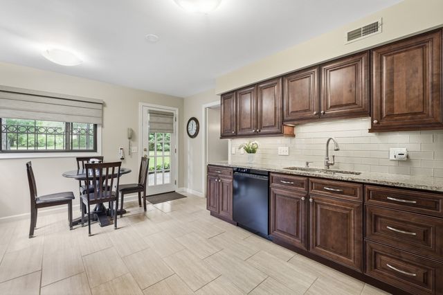 5 Rollingwood Dr, Worcester, MA 01609