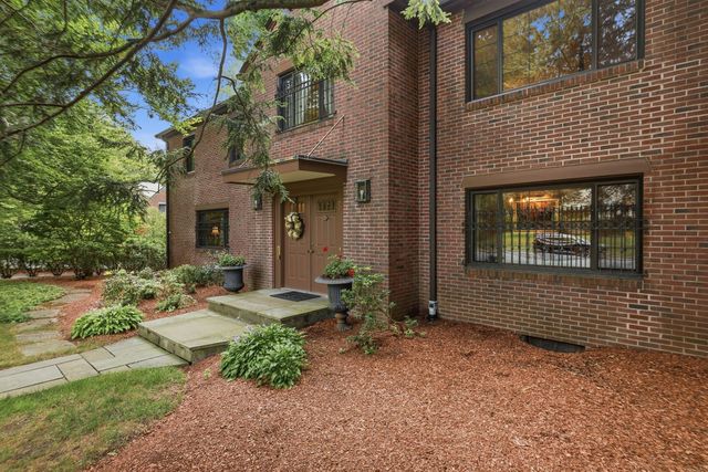 5 Rollingwood Dr, Worcester, MA 01609
