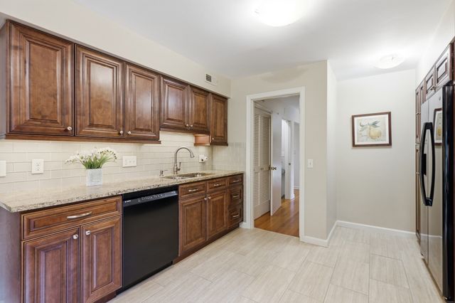 5 Rollingwood Dr, Worcester, MA 01609