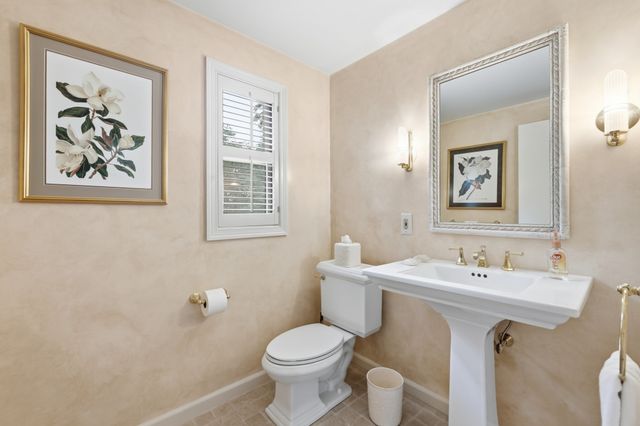 5 Rollingwood Dr, Worcester, MA 01609