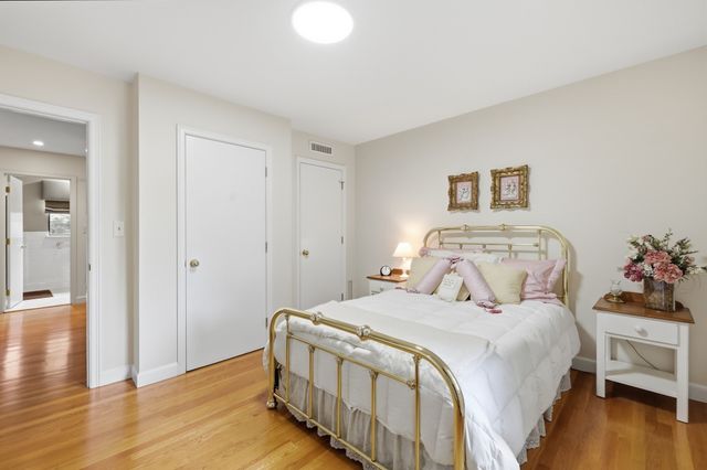5 Rollingwood Dr, Worcester, MA 01609