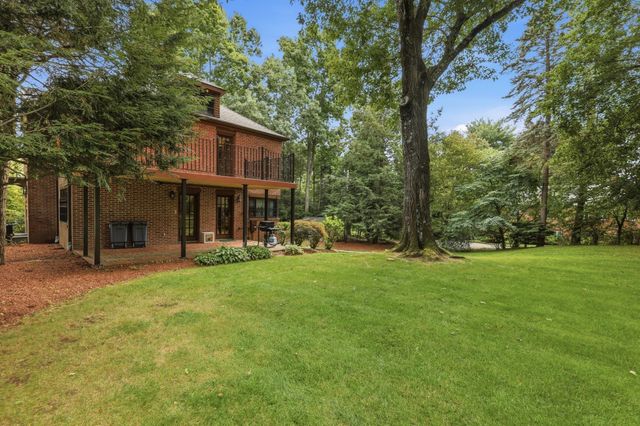 5 Rollingwood Dr, Worcester, MA 01609