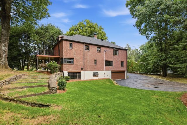 5 Rollingwood Dr, Worcester, MA 01609