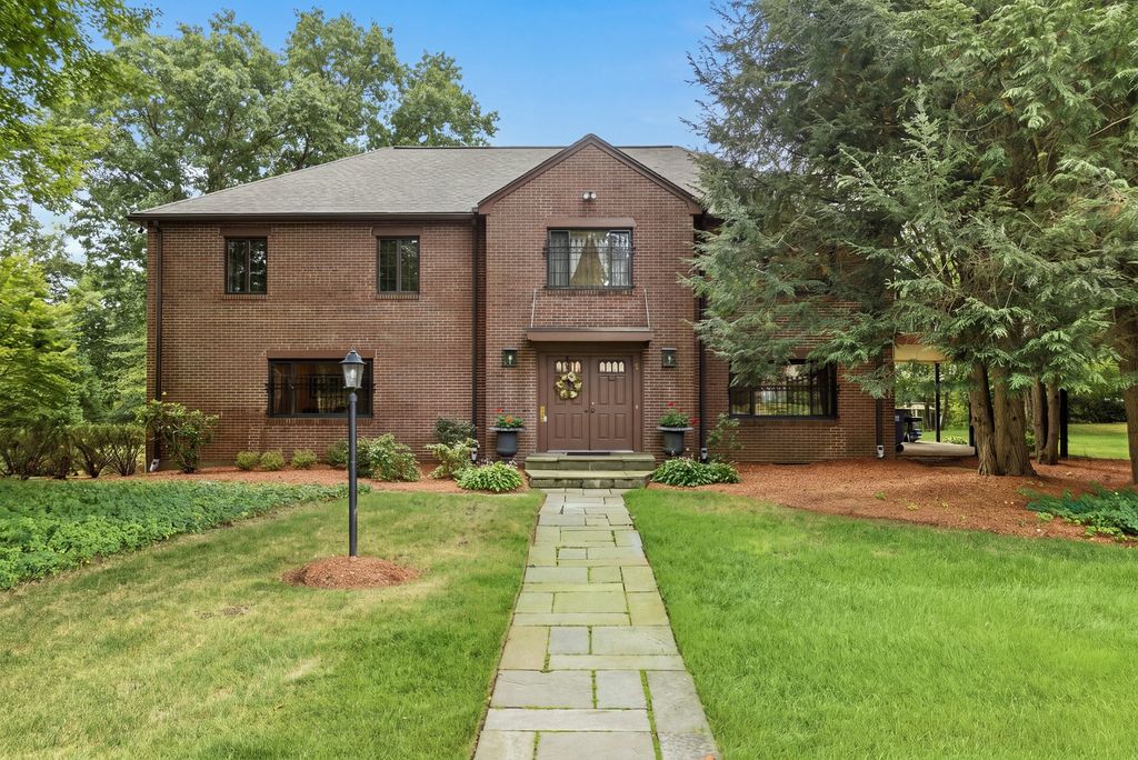 5 Rollingwood Dr, Worcester, MA 01609