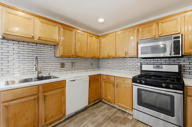 8828 N LESLIE Lane 104D, Des Plaines, IL 60016