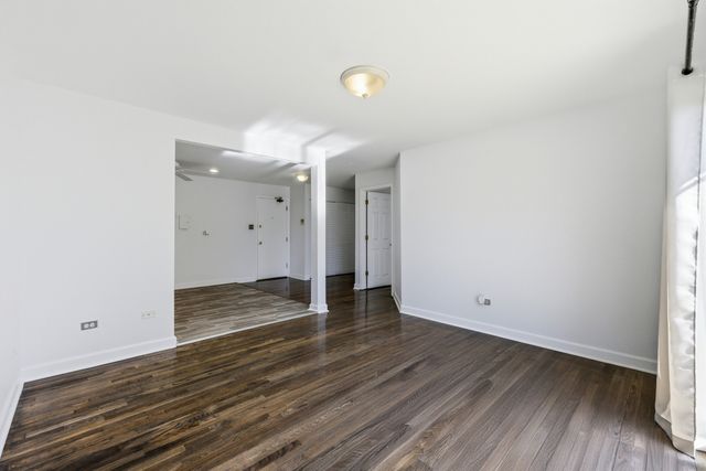 8828 N LESLIE Lane 104D, Des Plaines, IL 60016