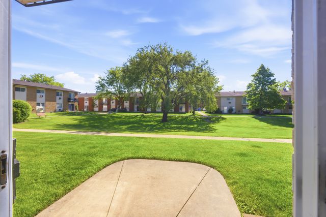 8828 N LESLIE Lane 104D, Des Plaines, IL 60016