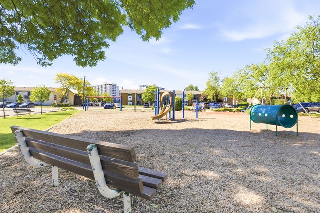8828 N LESLIE Lane 104D, Des Plaines, IL 60016