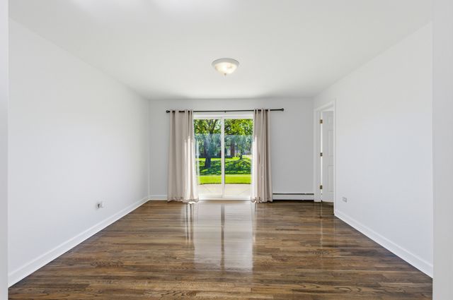 8828 N LESLIE Lane 104D, Des Plaines, IL 60016