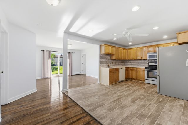 8828 N LESLIE Lane 104D, Des Plaines, IL 60016