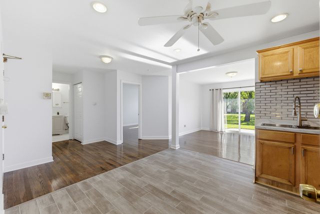 8828 N LESLIE Lane 104D, Des Plaines, IL 60016
