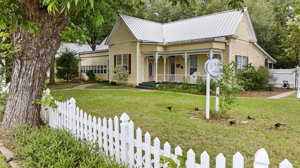 1002 W Pearl Street, Granbury, TX 76048 — exterior