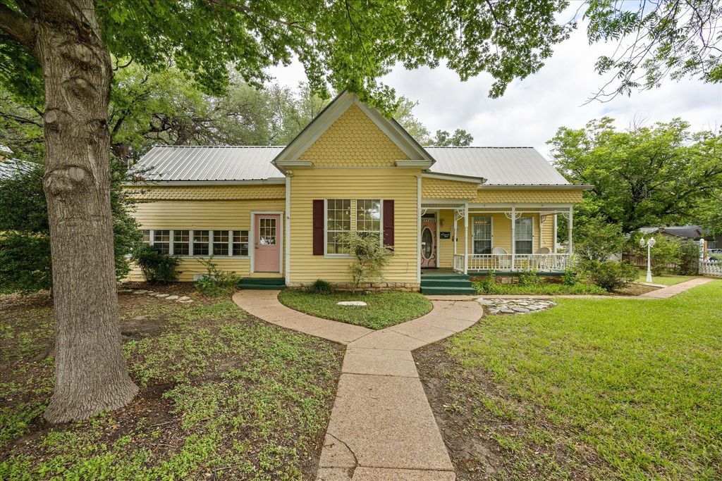 1002 W Pearl Street, Granbury, TX 76048 — photo 2