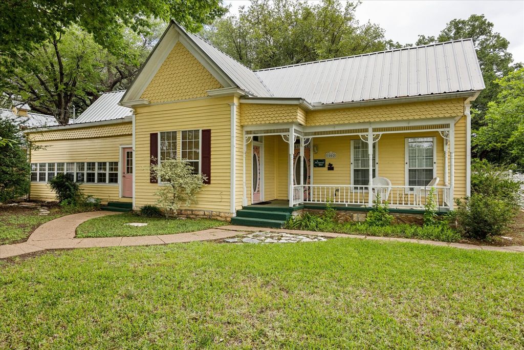 1002 W Pearl Street, Granbury, TX 76048 — photo 3