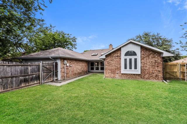 404 Derby Lane, Desoto, TX 75115