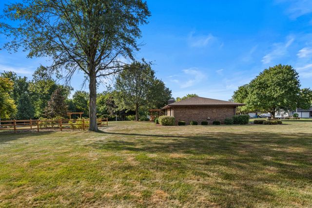 44 Glenbrook Court, Fisher, IL 61843