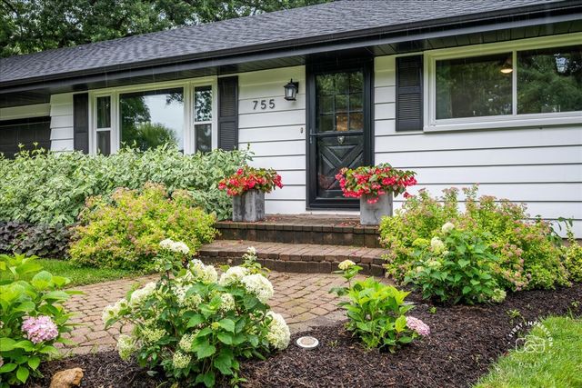 27W755 Robin Lane, West Chicago, IL 60185