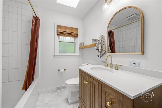 27W755 Robin Lane, West Chicago, IL 60185