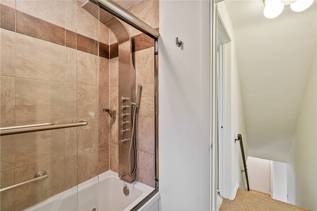 3931 Boulevard Dr, Squirrel Hill, PA 15217