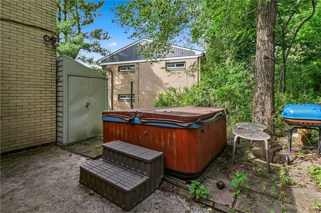 3931 Boulevard Dr, Squirrel Hill, PA 15217