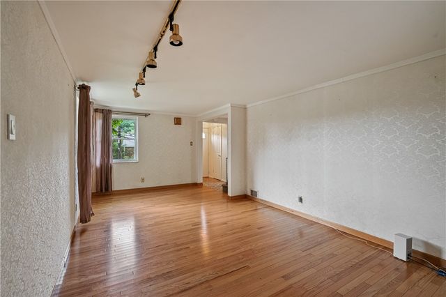 3931 Boulevard Dr, Squirrel Hill, PA 15217
