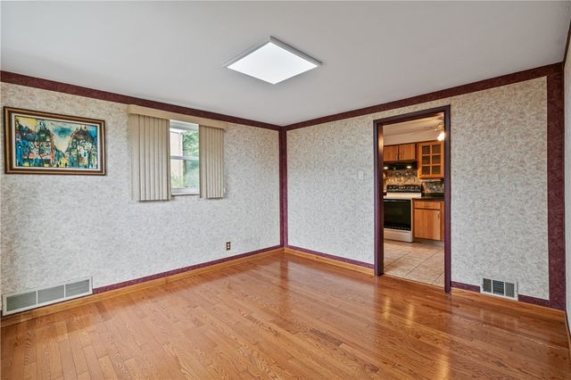 3931 Boulevard Dr, Squirrel Hill, PA 15217