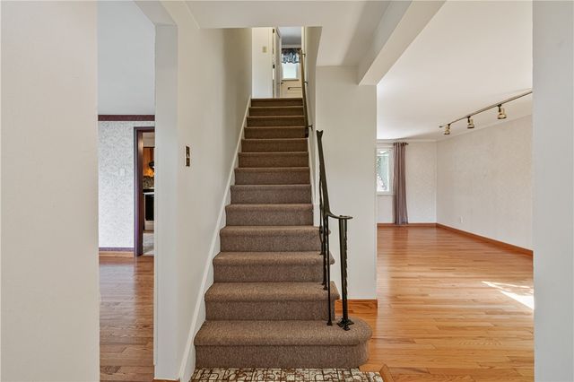 3931 Boulevard Dr, Squirrel Hill, PA 15217