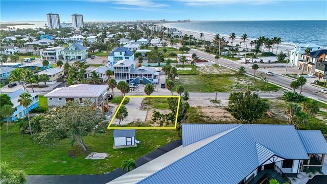 111 Bay Mar DR, Fort Myers Beach, FL 33931