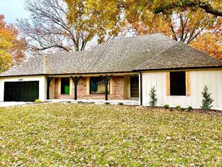 7401 W 101st Street, Overland Park, KS 66212