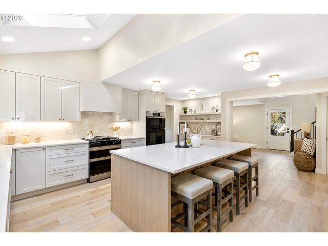 17706 TREE TOP Way, Lake Oswego, OR 97034