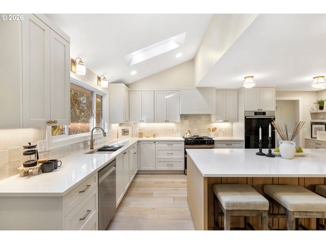 17706 TREE TOP Way, Lake Oswego, OR 97034