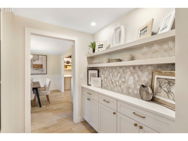 17706 TREE TOP Way, Lake Oswego, OR 97034