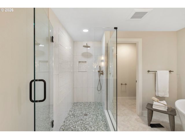 17706 TREE TOP Way, Lake Oswego, OR 97034