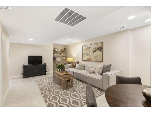 17706 TREE TOP Way, Lake Oswego, OR 97034