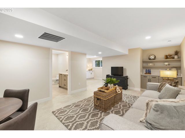 17706 TREE TOP Way, Lake Oswego, OR 97034