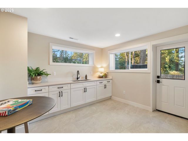 17706 TREE TOP Way, Lake Oswego, OR 97034