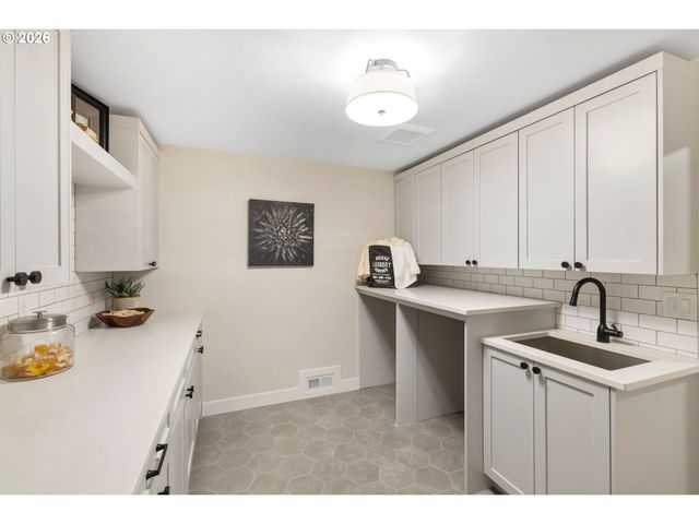 17706 TREE TOP Way, Lake Oswego, OR 97034