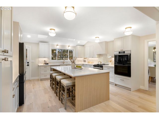 17706 TREE TOP Way, Lake Oswego, OR 97034