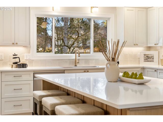 17706 TREE TOP Way, Lake Oswego, OR 97034